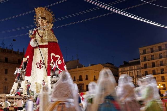 Статуя Святой Девы, которая ставится в Валенсии на праздник Фальяс