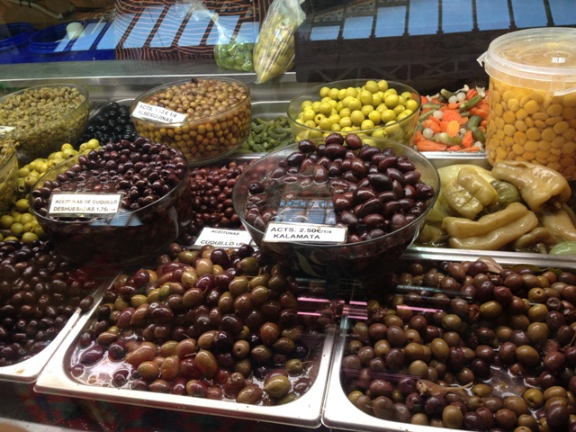 Выбираем маслины и оливки. Во время гастрономической экскурсии по Центральному рынку
