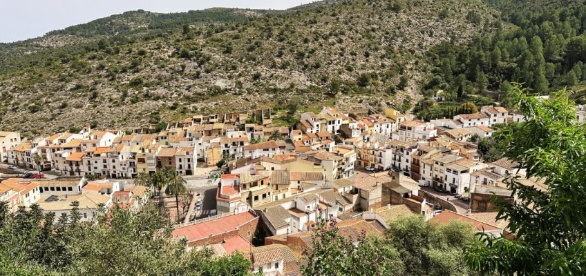 Вид на город Вилафамес с высокой горы во время экскурсии с гидом
